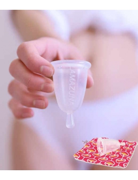 Femme-qui-tient-une-cup-hygiene-feminine-translucide-taille-1-pochette-rose-lamazuna Abcbeauté