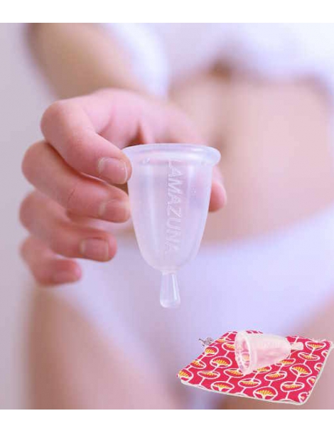 Femme-qui-tient-une-cup-hygiene-feminine-translucide-taille-1-pochette-rose-lamazuna Abcbeauté
